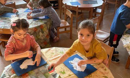 Obtisky houbičkou kolem šablony.