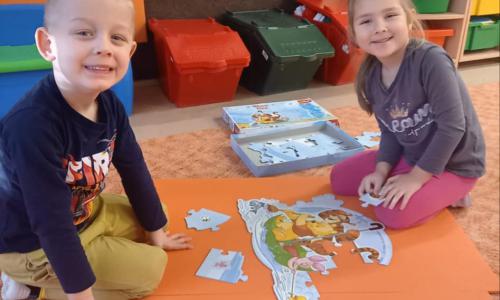 Společné skládání puzzlí.
